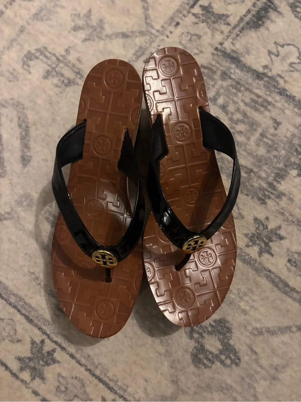 Tory Burch Black Patent Thong Sandals with Brown Logo Footbed